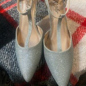 Righr Silver Sparkle Heels is 3 in size 39/US 8